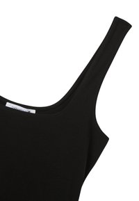 Top nero senza maniche con scollatura rotonda, realizzato in tessuto liscio e elastico. Presenta cuciture minime e un'etichetta vicino all'area del collo.