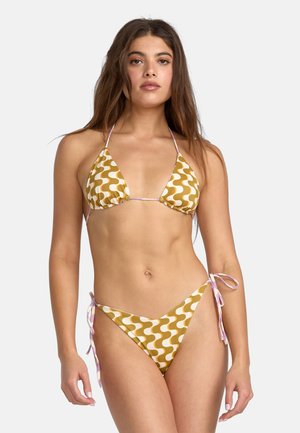 Completo bikini giallo con un motivo a onde bianche. Il top presenta coppe a triangolo con spalline sottili, mentre il fondo ha dei laccetti laterali.