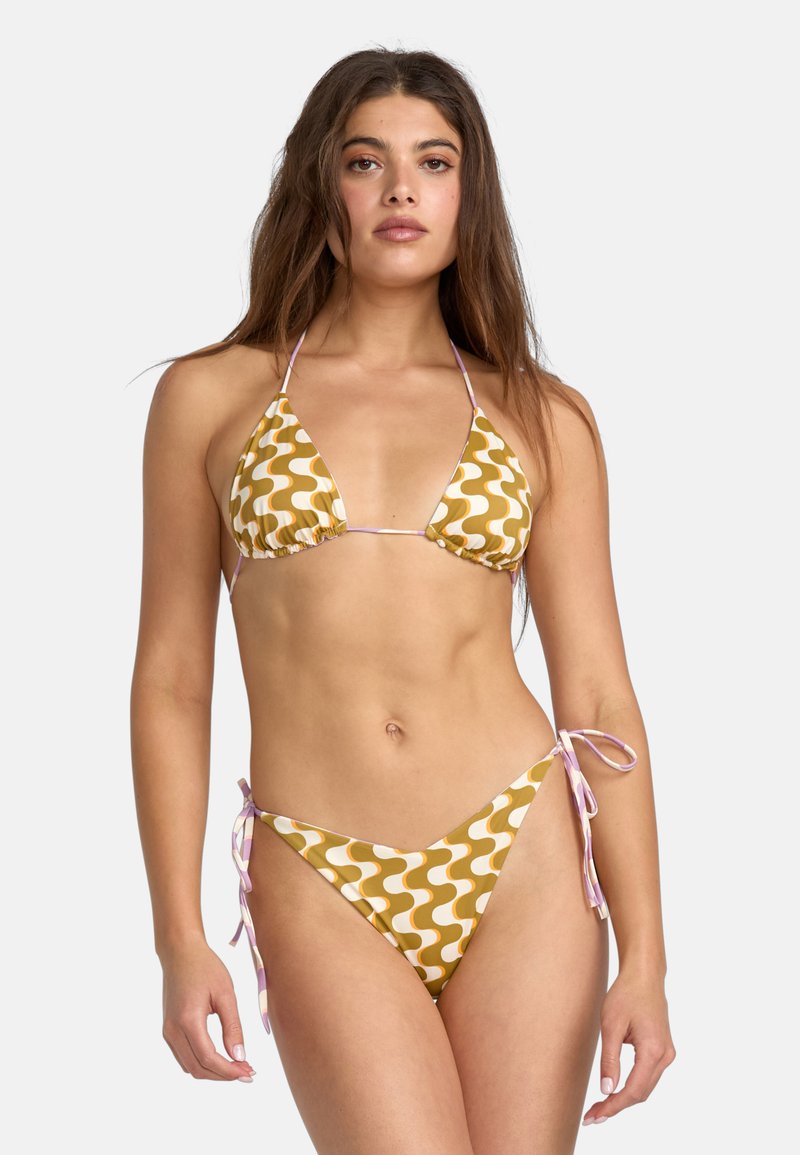 Conjunto de bikini en amarillo con un patrón de olas en blanco. La parte superior presenta copas de triángulo con tirantes finos, y la parte inferior tiene lazos en los costados.