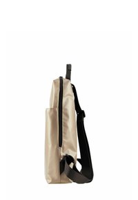 Borsa sintetica beige con design piatto, dotata di chiusura con zip, tracolla nera regolabile e tasca laterale per un ulteriore spazio di stoccaggio.