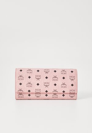 Pink læder clutch med sort mønster med logoer og diamanter. Foldet design med en tekstureret overflade. Kompakt og geometrisk form.