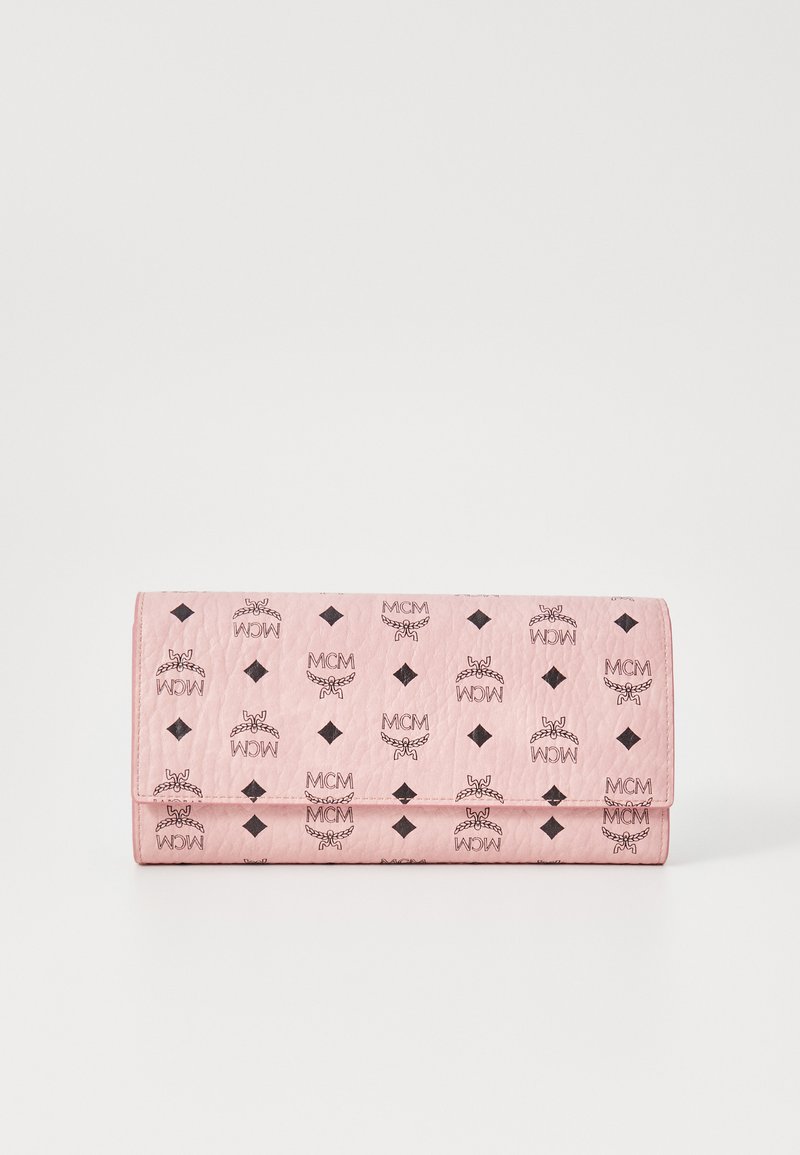 Vaaleanpunainen nahkakuorinen clutch, jossa on musta kuvio, joka sisältää logoja ja timantteja. Kääntyvä muotoilu, jossa on teksturoitu pinta. Kompakti ja geometrinen muoto.