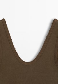 Bruine geribbelde tanktop met een diepe U-halslijn, met rafelige randen, tentoongesteld op een witte achtergrond.
