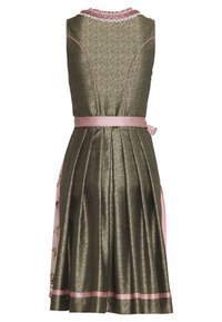 Zielona, błyszcząca sukienka z różowym pasem i wykończeniem, posiadająca plisowany dół oraz kwiatowe akcenty po bokach, zaprojektowana bez rękawów.
