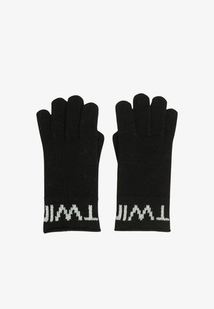 Un paio di guanti neri a maglia con motivo di testo bianco vicino ai polsini, stesi piatti con le dita distese.
