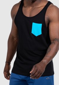 Canotta nera con tasca turchese, realizzata in tessuto morbido. Presenta una vestibilità classica e un design senza maniche, ideale per l'abbigliamento sportivo.