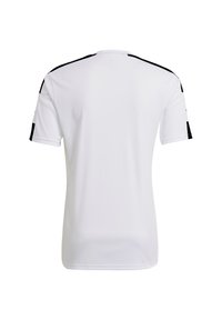 Camisa blanca de manga corta con detalles negros en los hombros y las mangas, hecha de una tela suave y ligera, con un diseño de cuello redondo.