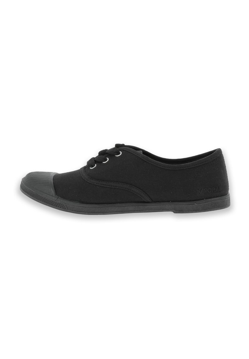 Sneakers neri in tela con punta in gomma, forma a punta rotonda, sistema di allacciatura con due occhielli e suola in gomma testurizzata. Logo del marchio discreto sul lato.