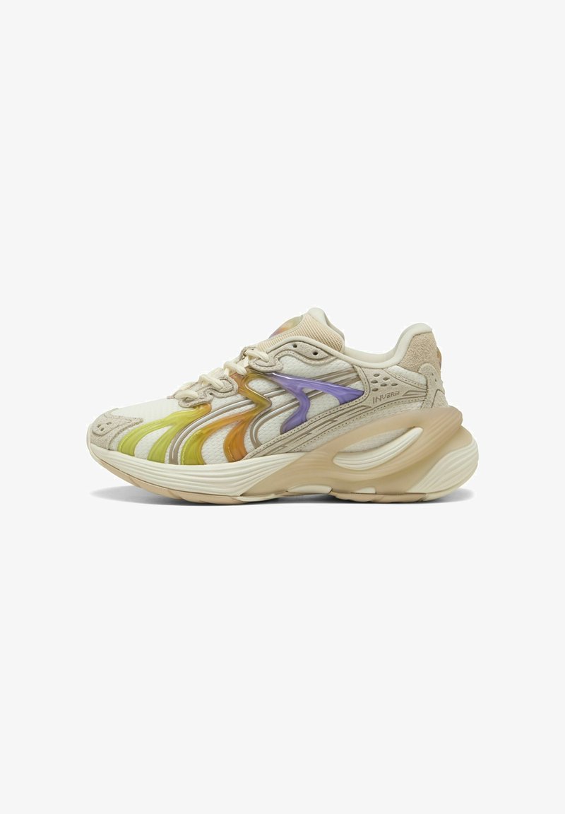 Vaaleat sneakerit, joissa on moniväriset aalto-kuviot keltaisena, vihreänä ja purppurana. Verkko- ja nubukimateriaalit; paksu, teksturoitu pohja. Kenkäpussin malli.