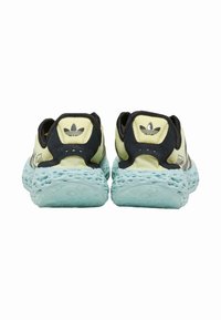 Čierne a žlté atletické tenisky s textúrovanou akvamarínovou podrážkou, s vypolstrovaným opätkom a značkovými akcentmi na zadnej strane.