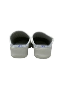 Scarpe bianche slip-on con accenti grigi, caratterizzate da un retro arrotondato, suola testurizzata e fodera interna perforata per la traspirabilità.