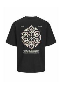 Zwarte katoenen t-shirt met een bloemig grafisch ontwerp op de achterkant, met witte en rode accenten, en bedrukte tekst boven en onder het ontwerp.