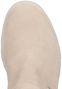 Světle béžová semišová kotníková bota s kulatou špičkou, hladkým povrchem a bílou gumovou podrážkou. Má minimalistický design a žádné viditelné komponenty.