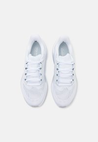 Scarpe da corsa bianche con tomaia in mesh, lacci piatti, colletto imbottito e design della suola ammortizzata, caratterizzate da dettagli di branding sottili.