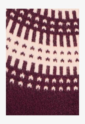 Gebreide trui met een bordeauxrode en crème-kleurenschema, voorzien van geometrische patronen, een gestructureerde stof en subtiele glinsteraccenten.