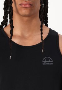 Μαύρο αμάνικο μπλουζάκι με στρογγυλή λαιμόκοψη, με λογότυπο Ellessee σε γκρι στο στήθος. Μαλακό, λείο ύφασμα, εφαρμοστό σχέδιο.