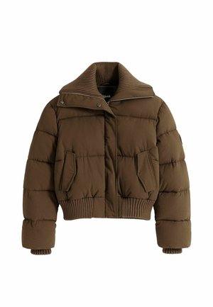 Brun kort puffjacka med quiltad textur, ribbad halskrage, framdragkedja och två sidofickor. Utmärkande för sin fyrkantiga form.