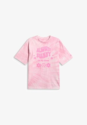 Różowy t-shirt tie-dye z krótkimi rękawami, z napisem "ALWAYS SUNNY in My Head" i różowymi kwiatowymi grafikami z przodu.