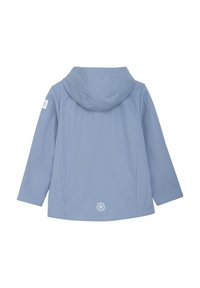Ljusblå vattentät jacka, designad med huva, långa ärmar och enkel vit logotypdetalj på axeln och bakre nederdelen.