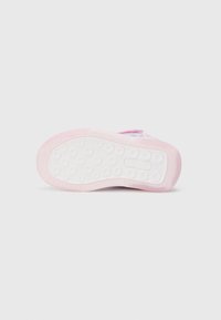 Sola de sapatilha atlética rosa, apresentando uma base de borracha branca com textura pontilhada e um destaque em rosa. Acabamento suave, projetado para conforto e aderência.