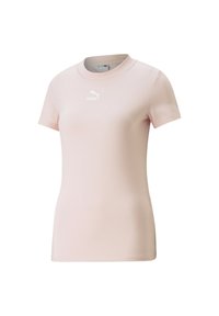 Lichtroze t-shirt met korte mouwen van gladde stof. Beschikt over een ronde hals en een wit Puma-logo op de borst. Aansluitende pasvorm.