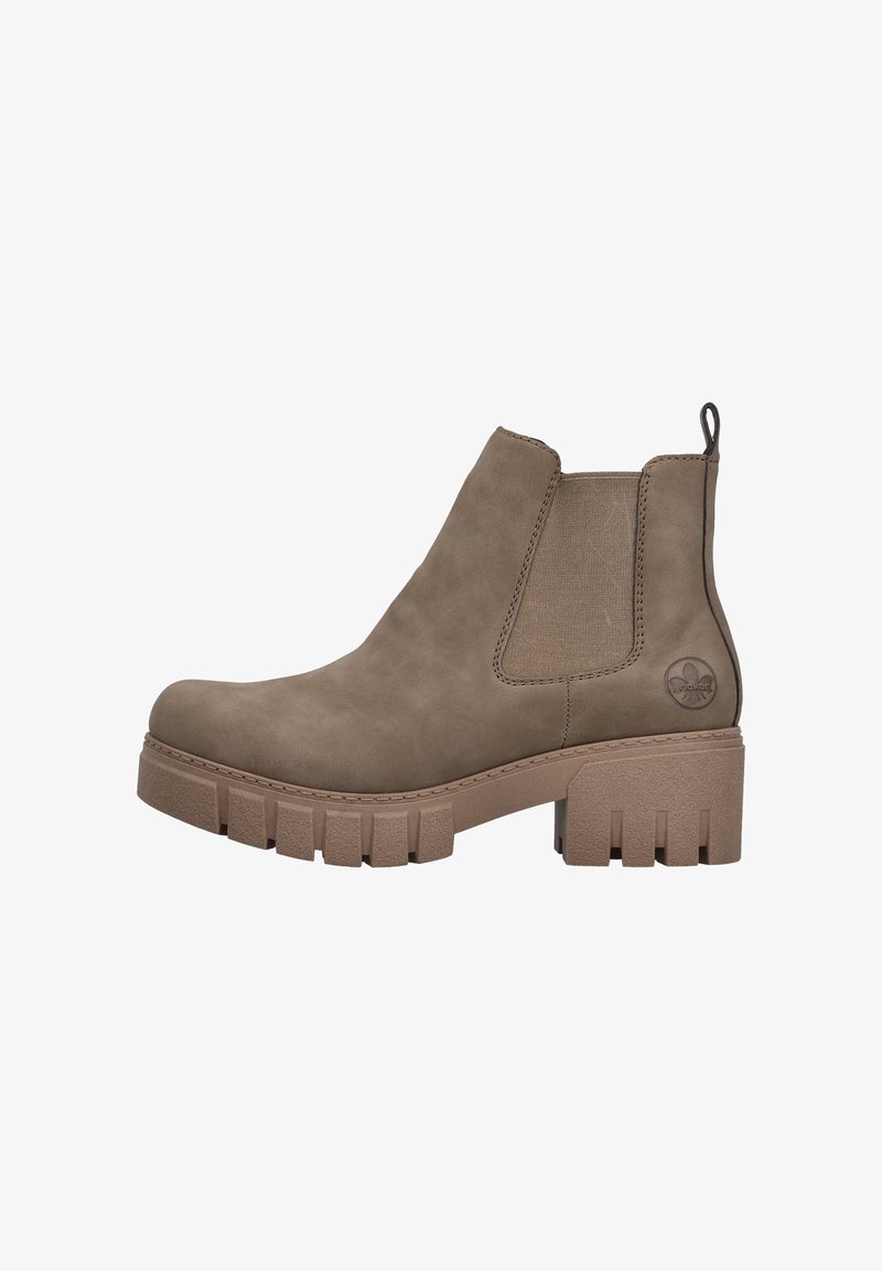 Bottine en daim marron avec semelle épaisse à crampons, panneau latéral élastique, languette et bout rond.