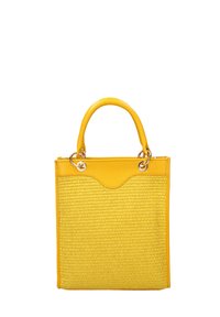 Borsa gialla con texture intrecciata e rifiniture in pelle liscia. Presenta due manici rotondi e dettagli metallici. Forma quadrata, design compatto.