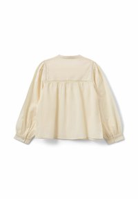 Camicia crema chiaro con maniche lunghe, scollatura rotonda, yoke posteriore arricciato e una sottile trama con polsini abbottonati.