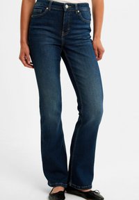 Dunkelblaue, ausgestellte Jeans aus Denim mit hoher Taille, Fünf-Taschen-Design und dezenten Stickdetails in der Nähe der Taschen.