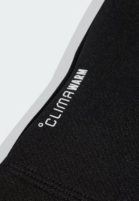 Tessuto nero con una texture liscia, caratterizzato dalla scritta bianca "CLIMAWARM". Il design è elegante con dettagli di cuciture minime.