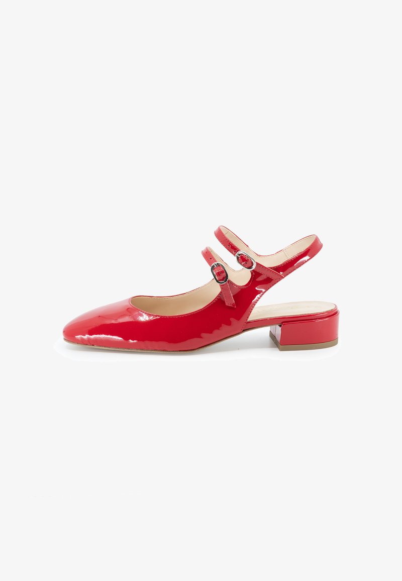 Rote Lackleder-Slingback-Schuhe mit spitzem Zeh, zwei verstellbaren Riemen und niedrigem Blockabsatz. Glatte Textur mit glänzendem Finish.