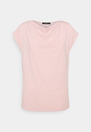 Lichtroze blouse met korte mouwen, gedrapeerde col met vallende halslijn, losse pasvorm en effen stof, afgebeeld tegen een neutrale achtergrond.