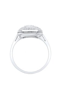 Sølv ring med en rund, facetteret klar sten, detaljeret med mindre accentsten på en dekorativt, intrikat designet indstilling.