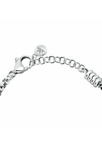Bracciale in argento con chiusura a gabbiano, caratterizzato da anelli arrotondati e testurizzati, e un piccolo tag circolare con un design a foglia.