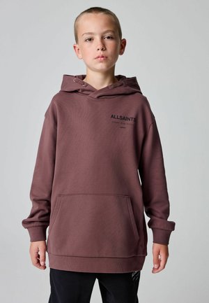 Brun luvtröja med känguruficka, ribbade muddar och logotypdetalj på bröstet. Slät textur och avslappnad passform.