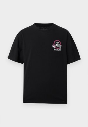 T-shirt noir à manches courtes et col rond avec un petit logo de boutique de ramen rose et blanc ainsi qu'un texte sur le côté gauche de la poitrine.