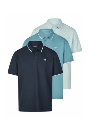 Drie polo's in marineblauw, teal en lichtmint. Katoenen materiaal met een contrasterende witte kraagafwerking en een klein logo op de borst.