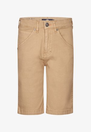 Marineblå bomulds t-shirt med logo, sandfarvede shorts, hvide sneakers med sorte stribede sokker. Enkel, afslappet pasform og casual stil.