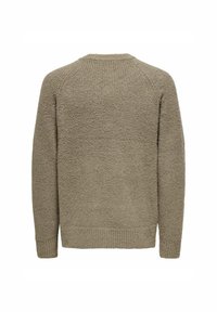 Suéter de punto verde oliva con tejido texturizado, puños y dobladillo acanalados, y escote de pico. Cuenta con mangas raglán para un ajuste relajado.