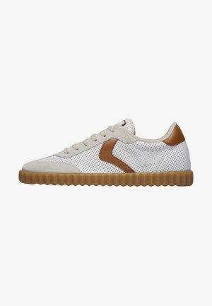 Witte geperforeerde sneakers met accenten van bruin suede, voorzien van een gestructureerde rubberen zool en platte veters. Ronde neus en een laag profiel ontwerp.