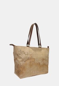 Borsa a tracolla in pelle beige con design della mappa del mondo. Presenta manici marroni e hardware dorato. Texture liscia con una finitura leggermente lucida.