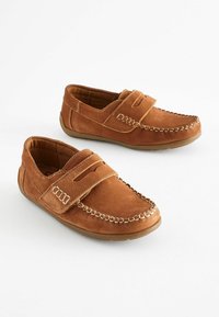 Brune ruskinds loafers med et mokka-stil design, der har stiksøm, et bånd over vristen og en fleksibel gummisål.