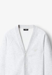 Világosszürke kardigán V-kivágással, két gombbal és raglán ujjal. Bordás részletekkel és egy diszkrét hímzett 'B' logóval rendelkezik. Puha anyagú szerkezete van.