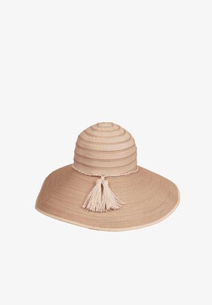 Hellbeige Strohhut mit breiter Krempe und runder Oberseite, der mit horizontalen Rillen und einem Quastenakzent an der Vorderseite verziert ist.