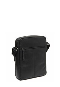 Borsa a tracolla nera in pelle con forma rettangolare, texture liscia, cinturino regolabile singolo e tasca frontale con zip.