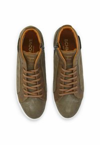 Baskets en suède vert olive avec des accents en cuir marron, bouts ronds et lacets beige. Surface texturée, zips sur les côtés et semelles blanches.