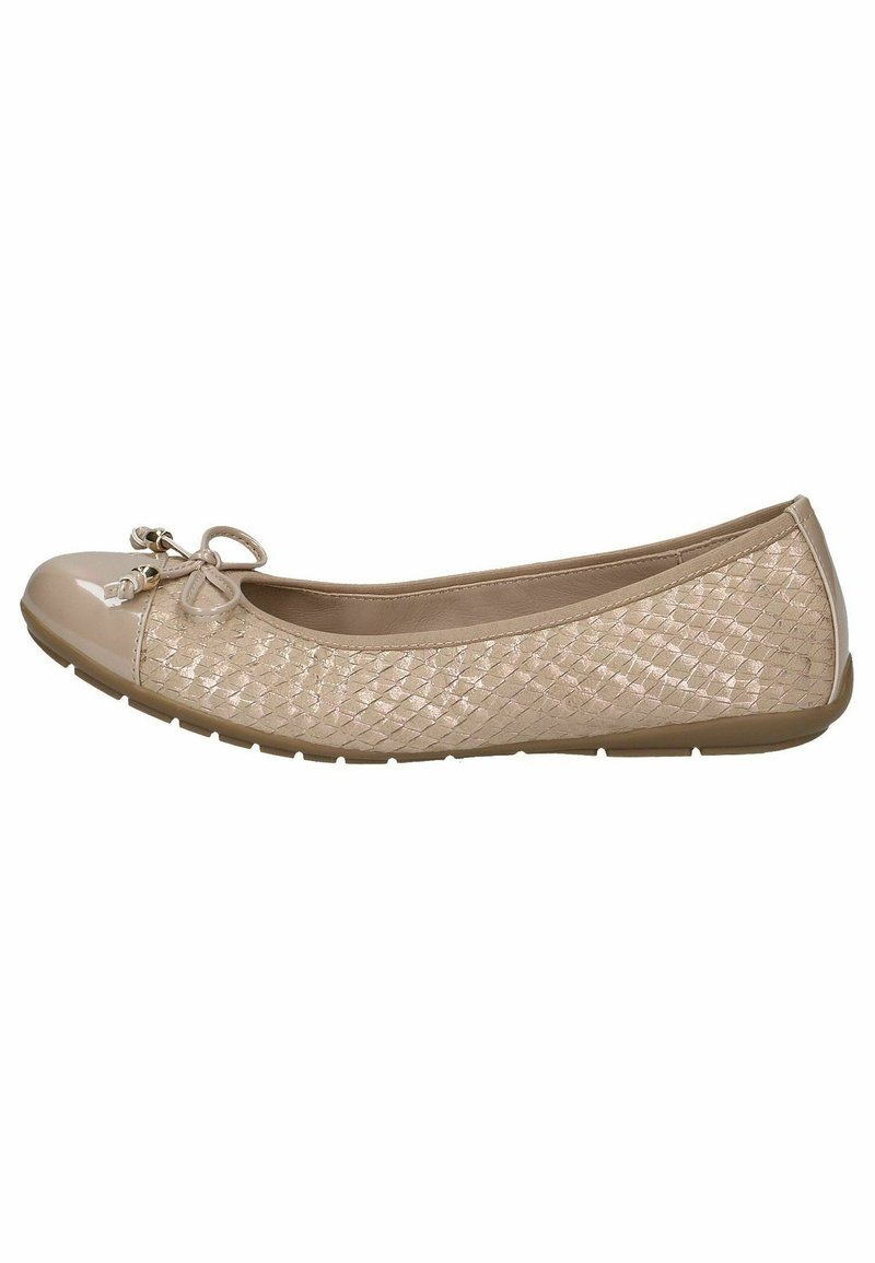Bailarinas beige con textura trenzada en los laterales, puntera lisa y brillante, lazo decorativo en la parte frontal y suela plana de goma.