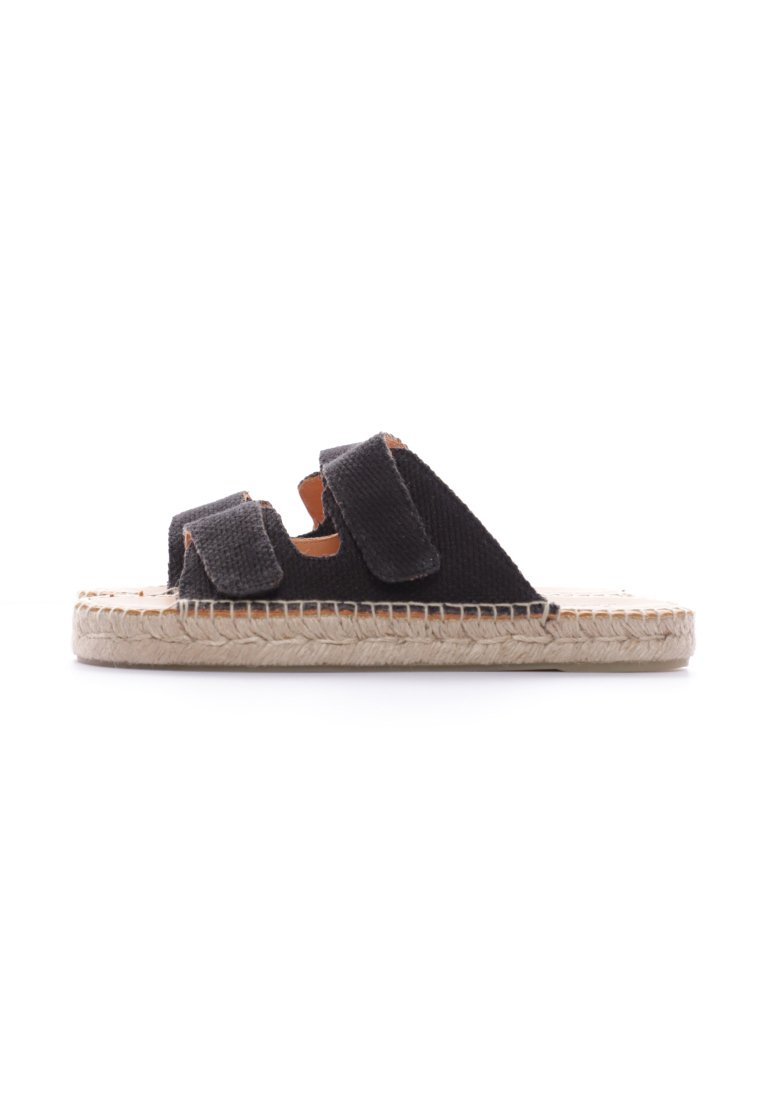 Sandal in tessuto nero con due cinturini in velcro, suola in iuta e texture intrecciata. Caratterizzato da una silhouette piatta e un design casual.
