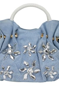 Denim handtas met een witte gevlochten handvat, gestructureerde blauwe stof, versierd met zilveren bloemvormige kristallen en gouden accenten.