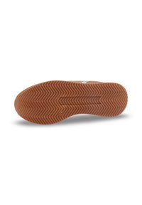 Semelle en caoutchouc avec un motif en chevrons ondulé, de couleur marron, surface texturée et une empreinte de logo circulaire ; présente un design flexible.